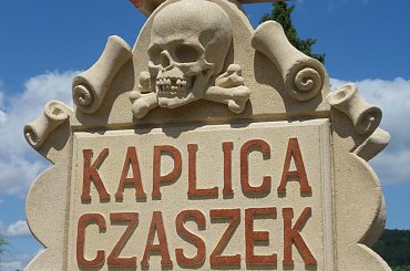 Oryginalny kierunkowskaz.. #Czermna #KaplicaCzaszek #kościół #wieża