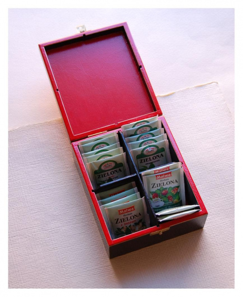 Pudełko na herbatę z saszetkami zielonej herbatki :)