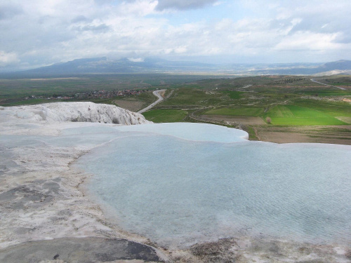 Pamukkale - wapienne tarasy wpisane na listę światowego dziedzictwa UNESCO. Wypływająca z gorących źródeł woda od 14 tys. lat tworzy na skałach malownicze progi. #Turcja #Antalya #Manavgat #Perge #Pamukkale #Hierapolis